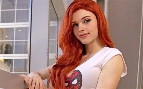 amouranth surgery|Kaitlyn Siragusa: Bio, Cosplayer, Model & Plastic。